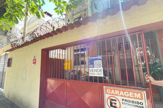 Fachada de casa à venda com 2 quartos, 100m² em Grajaú, Rio de Janeiro