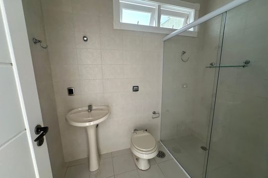 Banheiro de serviço de casa de condomínio à venda com 4 quartos, 500m² em Alphaville Residencial Um, Barueri