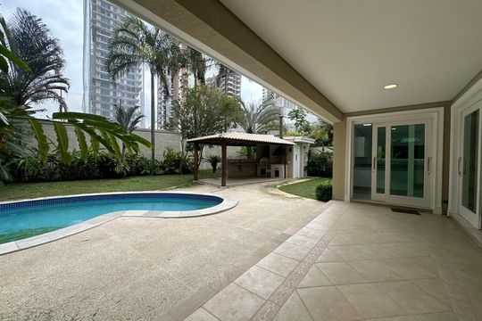 Varanda de casa de condomínio à venda com 4 quartos, 500m² em Alphaville Residencial Um, Barueri