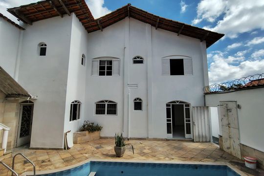 Casa à venda com 4 quartos, 360m² em Santa Terezinha, Belo Horizonte
