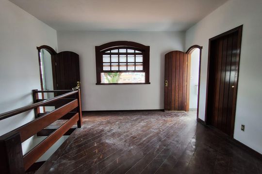 Casa à venda com 4 quartos, 360m² em Santa Terezinha, Belo Horizonte