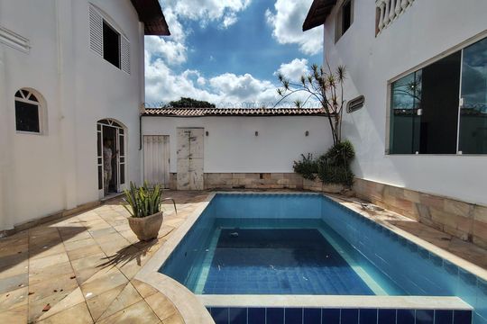 Casa à venda com 4 quartos, 360m² em Santa Terezinha, Belo Horizonte