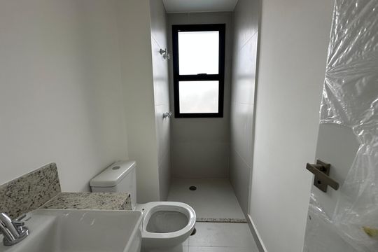 Banheiro da Suíte 2 de apartamento à venda com 2 quartos, 87m² em Alphaville Empresarial, Barueri