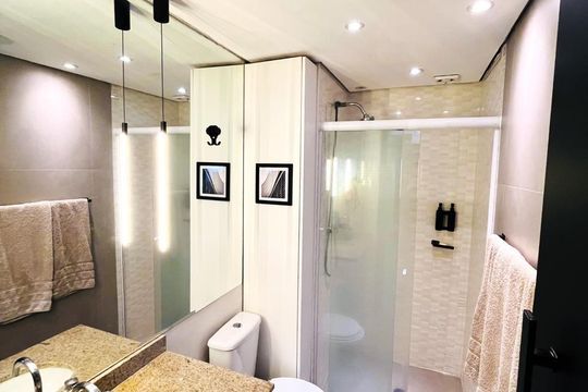 Banheiro de apartamento à venda com 1 quarto, 52m² em Campo Belo, São Paulo