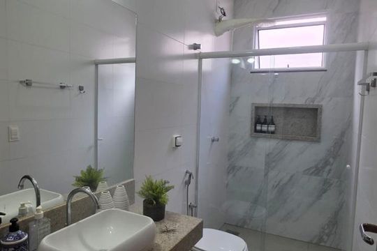 Banheiro de casa de condomínio para alugar com 3 quartos, 160m² em Shopping Park, Uberlândia