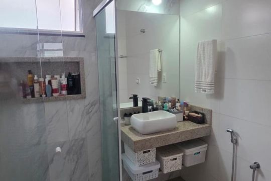 Banheiro de casa de condomínio para alugar com 3 quartos, 160m² em Shopping Park, Uberlândia