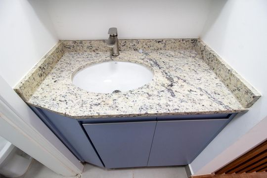 Banheiro de kitnet/studio para alugar com 1 quarto, 49m² em Parque Campolim, Sorocaba