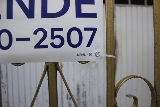 Fachada do imóvel com placa QuintoAndar de casa à venda com 5 quartos, 247m² em Jardim Figueira, Guarulhos
