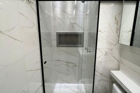 Banheiro de apartamento à venda com 2 quartos, 63m² em Vila Gilda, Santo André