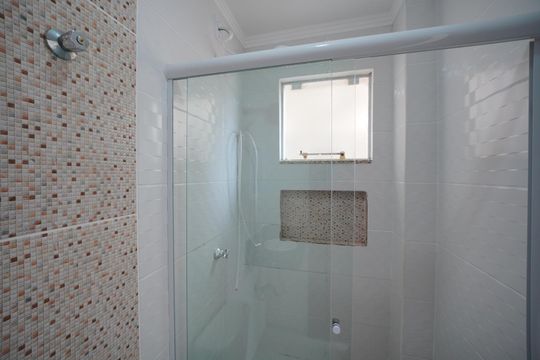 Banheiro da Suíte de apartamento para alugar com 2 quartos, 85m² em Ingleses do Rio Vermelho, Florianópolis