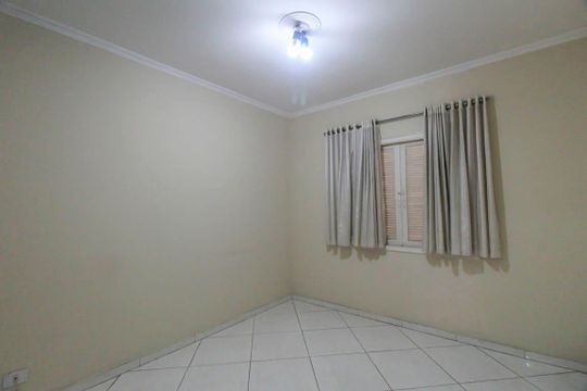 Casa à venda com 4 quartos, 200m² em Jardim Santa Teresinha, São Paulo