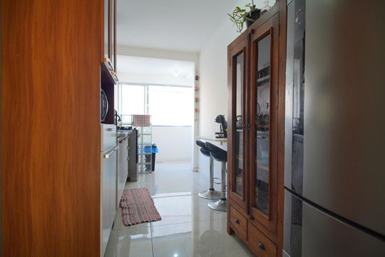 Cozinha de apartamento à venda com 3 quartos, 110m² em Santa Cecília, Porto Alegre