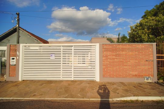 Fachada de casa à venda com 3 quartos, 293m² em Scharlau, São Leopoldo