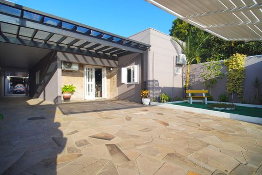 Área externa de casa à venda com 3 quartos, 293m² em Scharlau, São Leopoldo