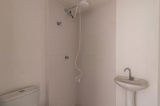 Banheiro de apartamento para alugar com 2 quartos, 34m² em Parque Industrial Tomas Edson, São Paulo