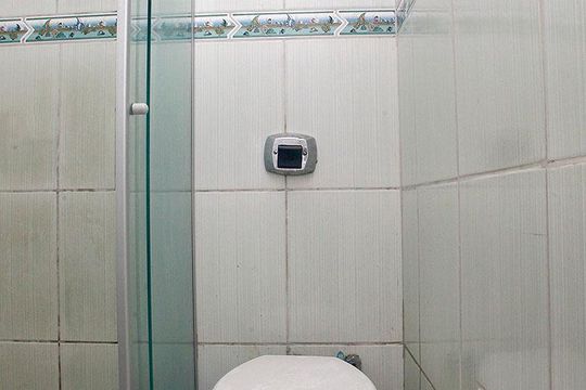Banheiro de kitnet/studio à venda com 1 quarto, 18m² em Centro Histórico, Porto Alegre