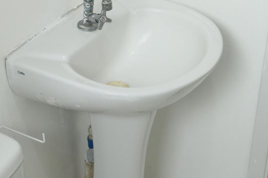Banheiro social de apartamento para alugar com 2 quartos, 56m² em Ponto Chic, Nova Iguaçu