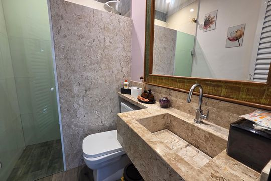 Banheiro 1 de casa para alugar com 2 quartos, 250m² em Princesa, Praia Grande