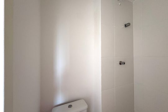 Banheiro de kitnet/studio à venda com 1 quarto, 30m² em Vila Pereira Barreto, São Paulo