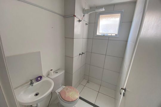 Banheiro de apartamento para alugar com 2 quartos, 56m² em Roselândia, Cotia