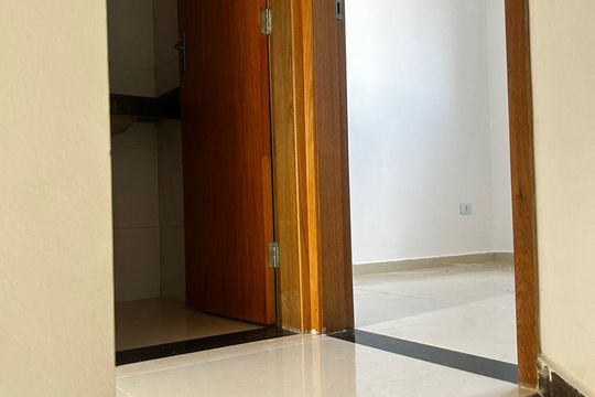 Sala de casa de condomínio para alugar com 2 quartos, 106m² em Jardim Imperador IV, Praia Grande