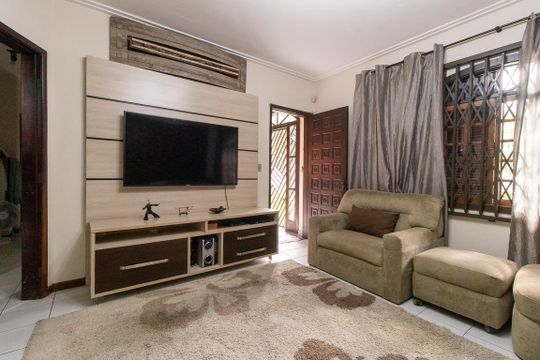 Sala de casa à venda com 6 quartos, 410m² em Boqueirão, Curitiba