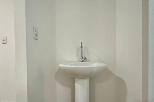 Banheiro de kitnet/studio para alugar com 1 quarto, 27m² em Pinheiros, São Paulo