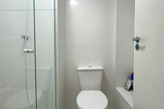 Banheiro de kitnet/studio para alugar com 1 quarto, 27m² em Pinheiros, São Paulo