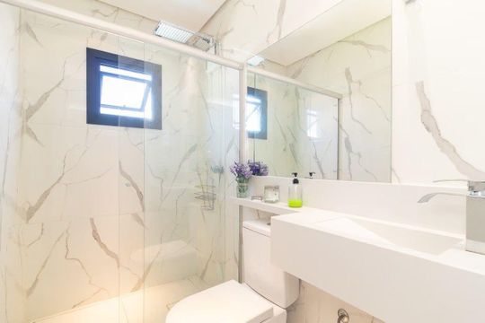Banheiro 2 de casa de condomínio para alugar com 4 quartos, 263m² em Vila Nova, Porto Alegre