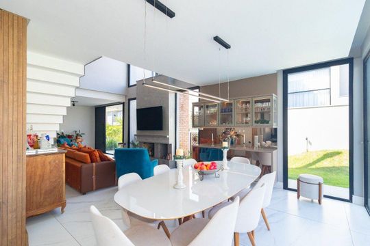 Sala de casa de condomínio para alugar com 4 quartos, 263m² em Vila Nova, Porto Alegre