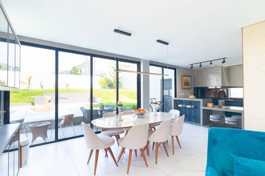 Sala de casa de condomínio para alugar com 4 quartos, 263m² em Vila Nova, Porto Alegre