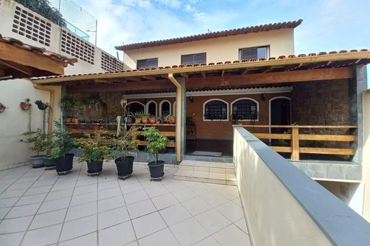 Fachada de casa à venda com 3 quartos, 350m² em Vila Isolina Mazzei, São Paulo