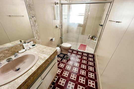 Banheiro de apartamento à venda com 4 quartos, 220m² em Serra, Belo Horizonte