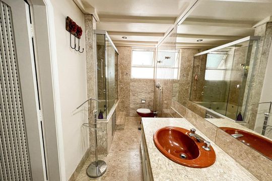 Banheiro de apartamento à venda com 4 quartos, 220m² em Serra, Belo Horizonte