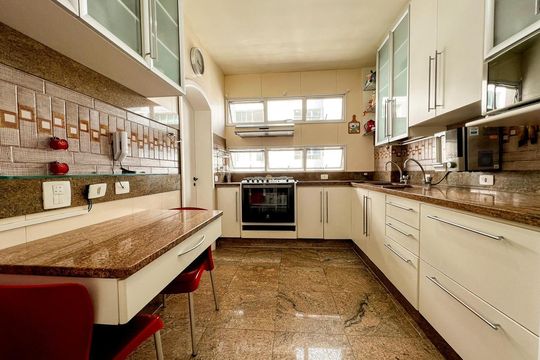 Cozinha de apartamento à venda com 4 quartos, 220m² em Serra, Belo Horizonte