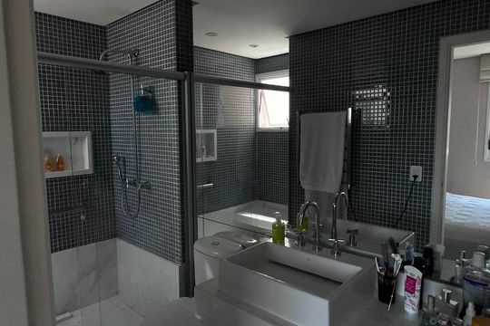 Banheiro de apartamento à venda com 2 quartos, 122m² em Itaim Bibi, São Paulo