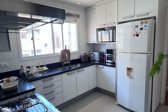 Cozinha de apartamento à venda com 2 quartos, 122m² em Itaim Bibi, São Paulo