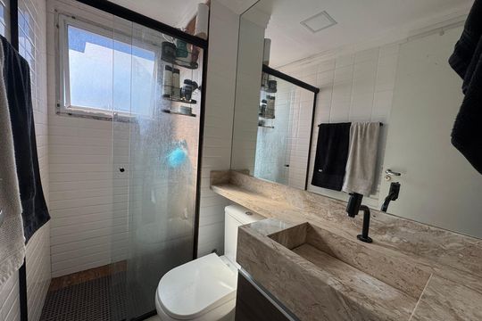 Banheiro de apartamento à venda com 2 quartos, 50m² em Jardim Roberto, Osasco