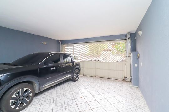 Garagem de casa à venda com 4 quartos, 120m² em Parque Guarani, São Paulo
