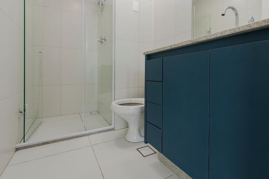 Banheiro de kitnet/studio para alugar com 1 quarto, 26m² em Cidade Monções, São Paulo