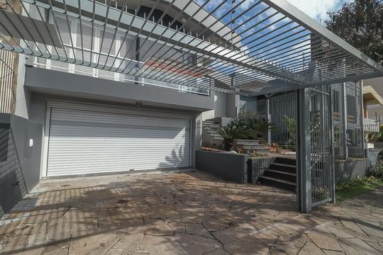 Fachada de casa à venda com 3 quartos, 223m² em Jardim Lindóia, Porto Alegre