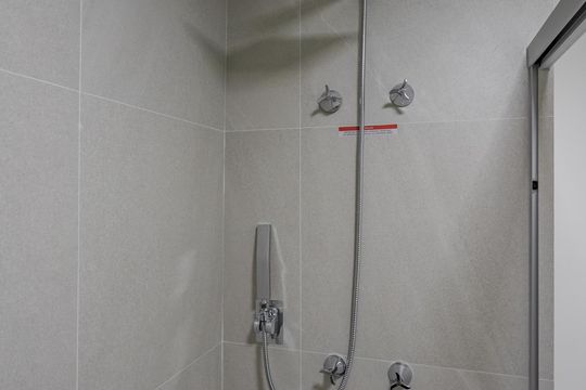 Banheiro de kitnet/studio para alugar com 1 quarto, 33m² em Passo D’areia, Porto Alegre