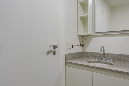 Banheiro de kitnet/studio para alugar com 1 quarto, 33m² em Passo D’areia, Porto Alegre