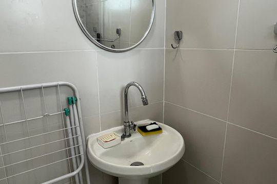 Banheiro de serviço de apartamento para alugar com 1 quarto, 92m² em Boqueirão, Santos