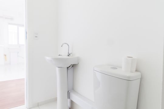 Banheiro de apartamento para alugar com 2 quartos, 40m² em Vila Sul Americana, Carapicuíba