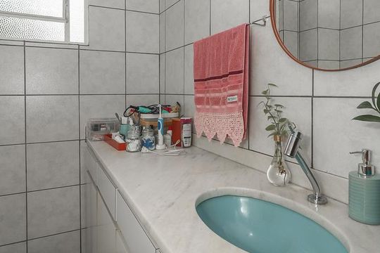 Banheiro de apartamento à venda com 2 quartos, 67m² em Floresta, Porto Alegre