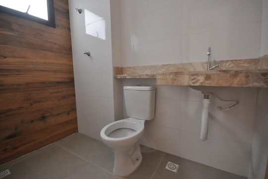 Banheiro de apartamento à venda com 2 quartos, 45m² em Vila Rosa, São Paulo