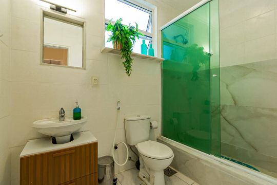 Banheiro de apartamento à venda com 3 quartos, 110m² em Leme, Rio de Janeiro