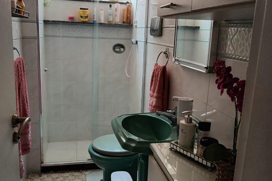 Banheiro de apartamento à venda com 2 quartos, 60m² em Santa Rosa, Niterói