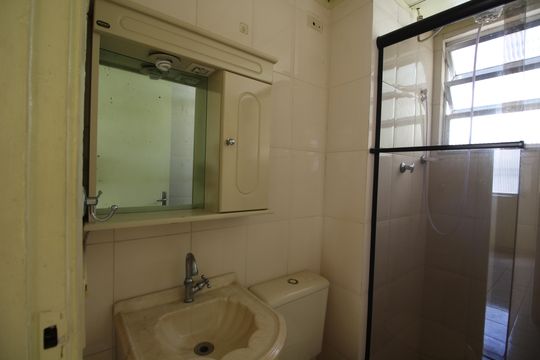 Banheiro de apartamento à venda com 1 quarto, 37m² em Taquara, Rio de Janeiro